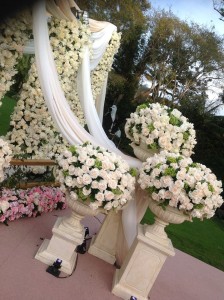 KIM-KARDASHIAN-WALL-OF-ROSES-WEDDING-DECOR-BACKDROP-CEREMONY-IDEAS (4)